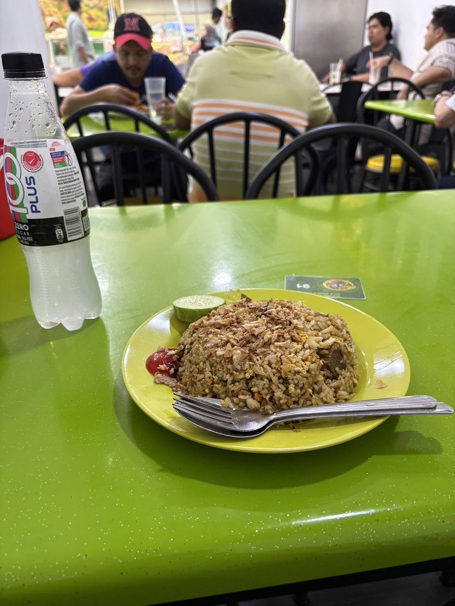 yd2366212's tweet photo. 海外一人旅勢です🙋‍♂️
自分のペースでその国を周るのが好きです！
🇲🇾から🇸🇬日帰りとか、ジャカルタ🇮🇩からジョグジャカルタ日帰りとかインド🇮🇳4都市を3.5日で一周するとかアホな計画を建てて実行してます😎
ただレストランとか入ってグループ客ばかりだった時とか正直連れ欲しいなって思ったりします…🥹 https://t.co/pfMFgS5JVY