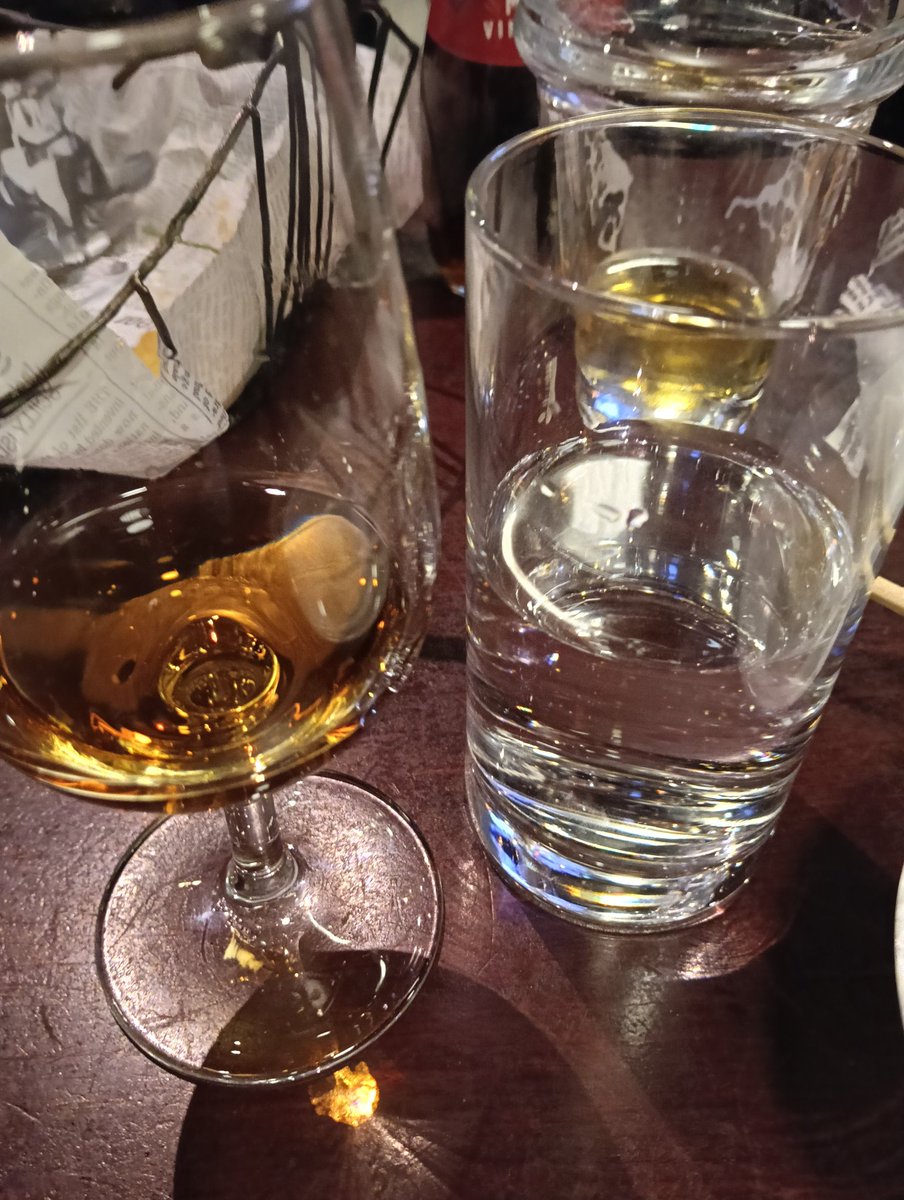 Tom_eigo's tweet photo. 2杯目はロイヤル・ブラックラ12年シングルストレート。 https://t.co/MeX8JgfznD