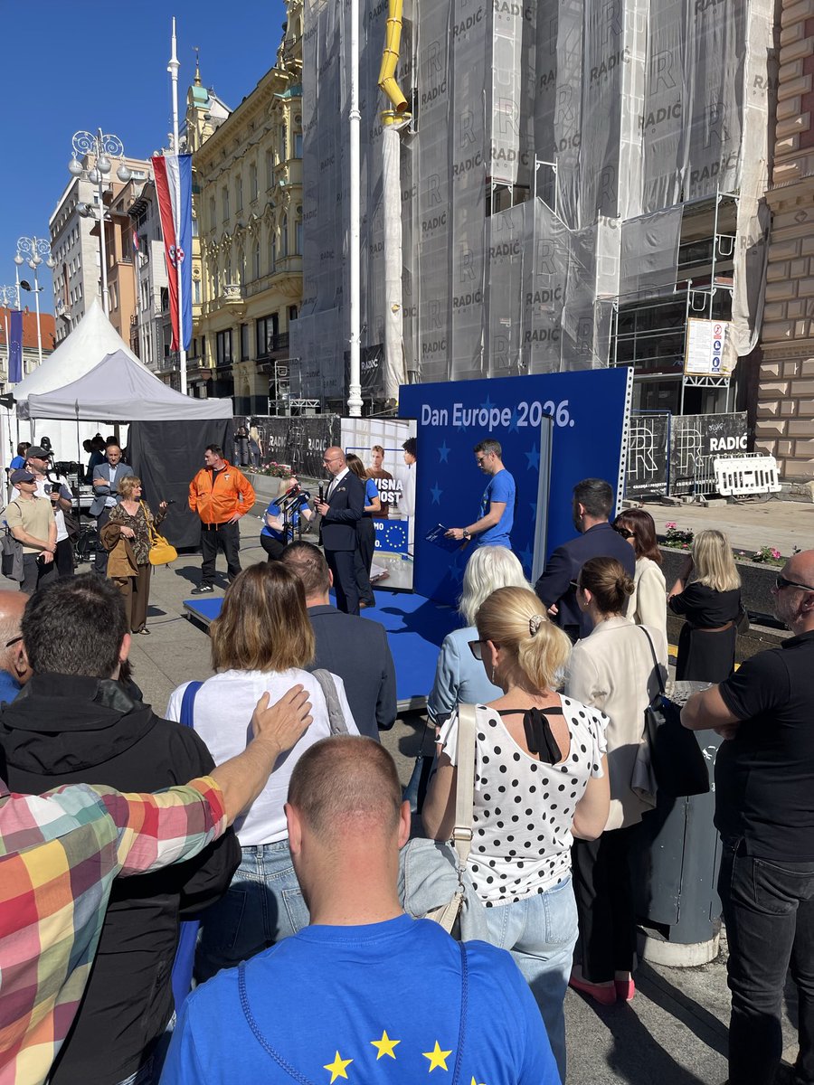 SweAmbCro's tweet photo. Sretan Dan Europe! Happy #EuropeDay!

Celebrating being part of this amazing group of countries, together with colleagues in @GradZagrebHr 🇭🇷. 

A union 🇪🇺 based on shared values &amp; joint freedom, prosperity and safety. Also, diversity in sports - as showcased by our outfits 🇸🇪⛷️ https://t.co/f9v0pfox4e