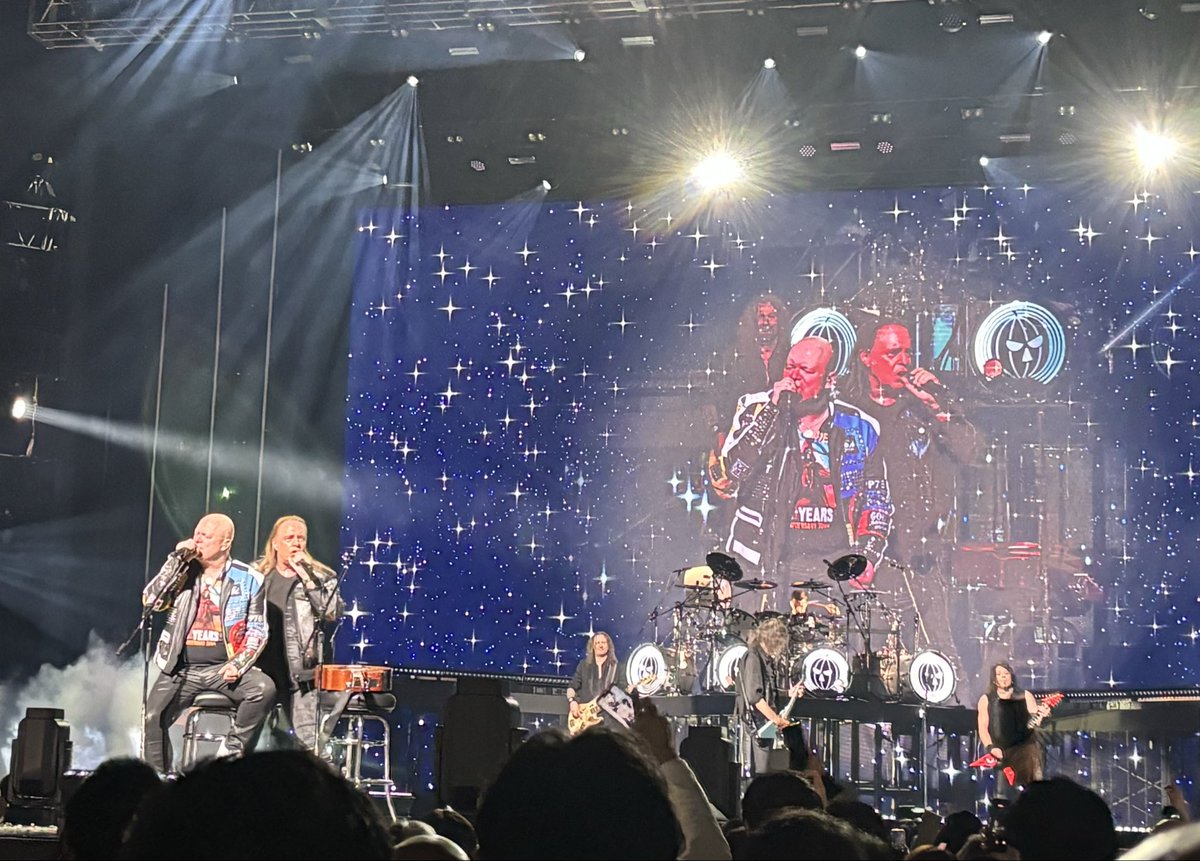 3oftime's tweet photo. HELLOWEENのライブ最高に楽しかったです！
紙吹雪、紙テープ、炎あり！そういえば今日は球は無かったですね笑
あぁ興奮状態で今日は寝れないんだろうなー。で、明日は声が死んでいる笑笑
明日参戦���れる方、楽しんじゃって下さいねー。
今日の少しだけお裾分け〜 https://t.co/tjTeYoX7vp