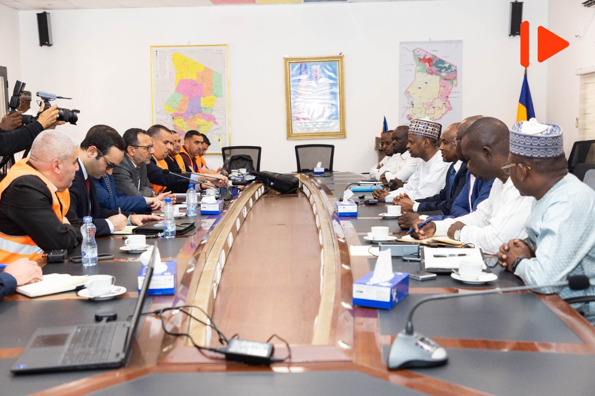 mrtvtchad's tweet photo. 𝗘𝗡𝗘𝗥𝗚𝗜𝗘 : Après leur rencontre avec le ministre de l’Eau et de l’Énergie, Passalet Kanabé Marcelin, la délégation algérienne de #SONELGAZ Internationale a été reçue par le Ministre d’État, Ministre des Finances,  Tahir Hamid Nguilin, qui a salué l’engagement des partenaires algériens dans le secteur énergétique. Les échanges ont notamment porté sur l’étude de faisabilité pour l'installation d’une centrale électrique à gaz au Tchad. Il a également été annoncé que douze techniciens de TchadElec effectueront dans un bref delai un stage pratique à Alger dans le cadre du renforcement des capacités techniques.
#mrtvtchad #mrtv #Tchad #Cooperation