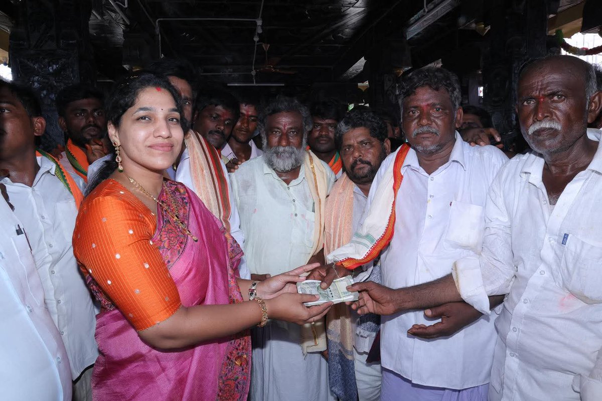 mana_Prakasam's tweet photo. భక్తి మార్గంలో మన ప్రయాణం.. అభివృద్ధి దిశగా మన అడుగులు! 🤝
కురిచేడు మండలం నాంచారపురంలో శ్రీ సీతారాముల విగ్రహ ప్రతిష్టా మహోత్సవంలో పాల్గొని ఆలయ అభివృద్ధికి ₹50,000/- విరాళం అందజేసిన దర్శి టీడీపీ ఇన్చార్జ్ డాక్టర్ గొట్టిపాటి లక్ష్మీ గారు.
#GottipatiLakshmi #DarsiTDP #Service #Darsi #CommunityService