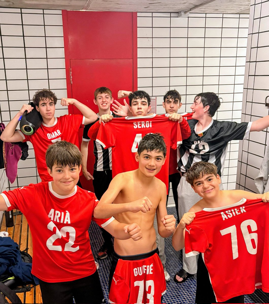 HandbolVic's tweet photo. ‼️A pesar de les baixes, els nostres cadets, ajudats pels infantils, continuen competint a bon nivell. Avui, en partit de Copa Federació, han derrotat "el veinti" de Rubí
#2acatinfantil #CopaFederació
3️⃣7️⃣ #chvic_cadetmasculí 
3️⃣2️⃣ @handbol25septiembre
🔴⚪🔴⚪🔴
#VicActivat https://t.co/L6YdNtDLSs
