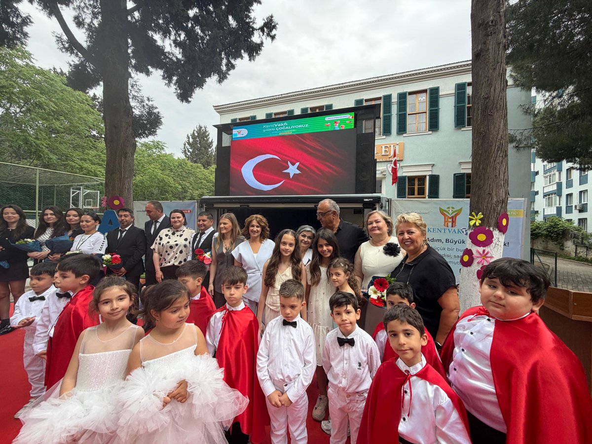MurtezaogluH's tweet photo. Bornova Kampüsümüzde gerçekleştirilen 1A ve 1B sınıflarımızın Okuma Bayramı’nda öğrencilerimizin heyecanına ortak olmaktan büyük mutluluk duydum. öğretmenlerimizi, destekleriyle yanımızda olan velilerimizi ve başarılarıyla gururlandıran sevgili öğrencilerimizi tebrik ediyorum https://t.co/CmQaCQ0aRy