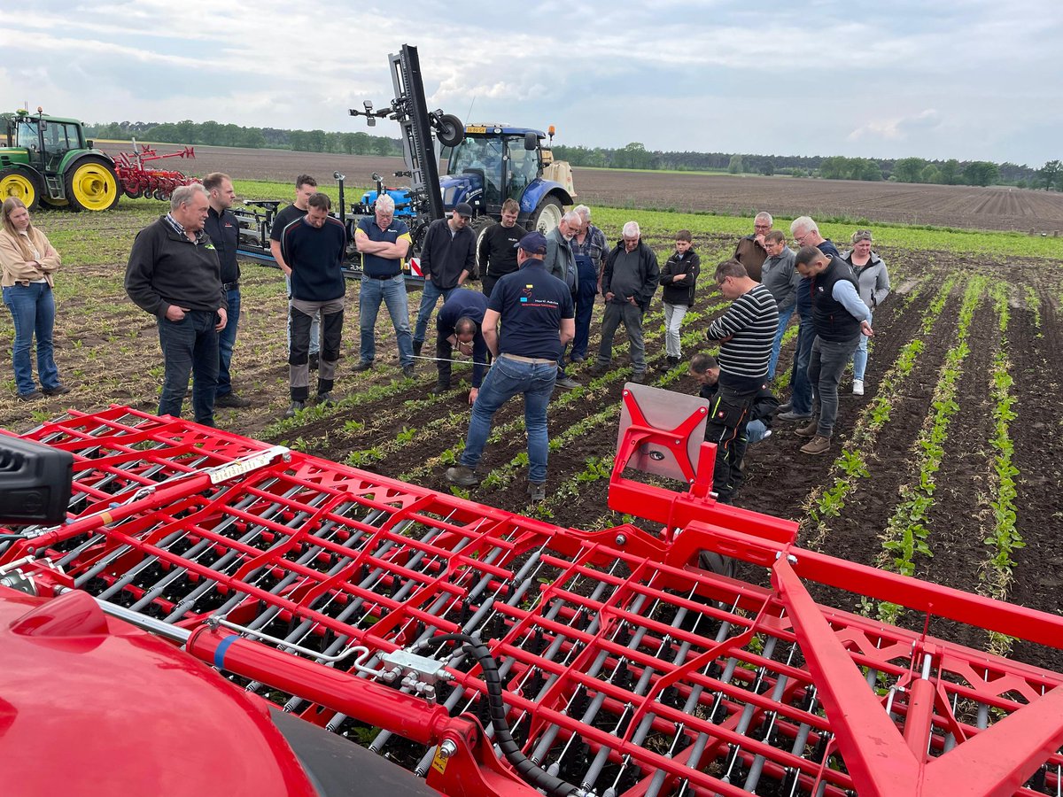 herder_c's tweet photo. De nieuwe Einböck Invera van @einboeckat voor het eerst in actie in Nederland. Indrukwekkende techniek!
@herder_c van #Cereshortiadvice toonde de machine aan publiek tijdens de demomiddag vanuit project Schoon Water Brabant ism @ReesinkAgri,  adviesbureau CLM en @DelphyNL. https://t.co/h3ZCnHXrbg