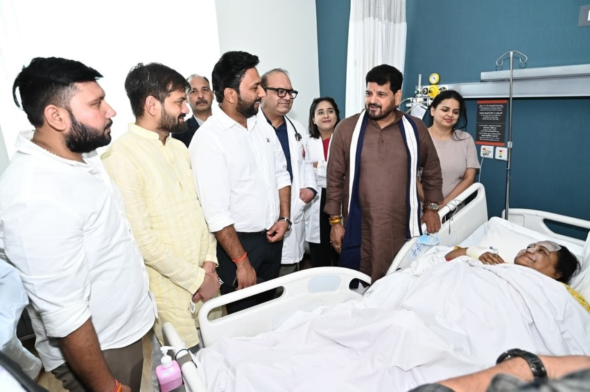 माननीय नेताजी श्री बृज भूषण शरण सिंह जी के साथ भाजपा विधायक अनुपमा जायसवाल जी से भेंट कर उनके कुशल स्वास्थ्य की जानकारी प्राप्त की एवं शीघ्र स्वस्थ होने की कामना की।
#RahulSinghChauhan #BrijBhushanSharanSingh #AnupmaJaiswal
<a href="/anupmajaisbjp/">Anupma Jaiswal (मोदी का परिवार)</a> <a href="/b_bhushansharan/">BrijBhushan Sharan Singh</a>