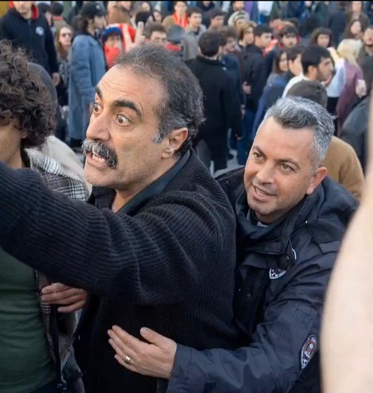 ODTÜ’deki o terör kışkırtıcısı/destekçisine takılıp kalmayın. Onu,  dostlar alışverişte görsün babından tebessümle kucaklayan Güvenlik Görevlisi dikkatlerinizden kaçmasın. 
Bu işler ekip işidir.
“Arkadaş bizdendir” zihniyeti daha kötü sonuçlara  kuluçka görevi görür. 
Tüm