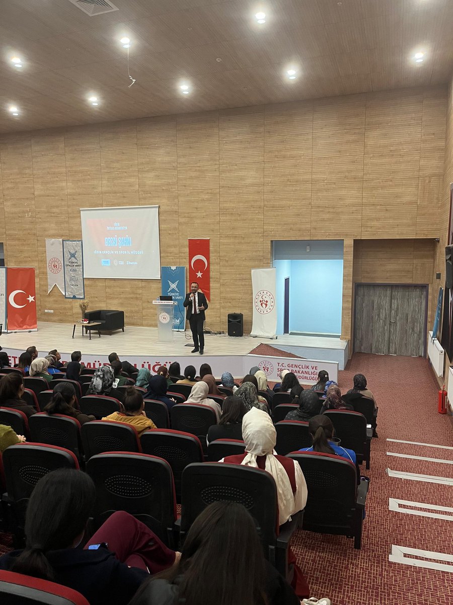 IgdirKYGM's tweet photo. 📍 Aybüke Öğretmen Yurdu
TÜGVA iş birliğinde, İl Müdürümüz Recai Şahin’in katılımıyla “Yüzyılın Gençliği, Gençliğin Yüzyılı” seminerinde gençlerimizle bir araya geldi. 🇹🇷📚
Milli ve manevi değerlerin önemine vurgu yapılan program, samimi ve verimli bir atmosferde gerçekleşti. https://t.co/i9kvUeelTM
