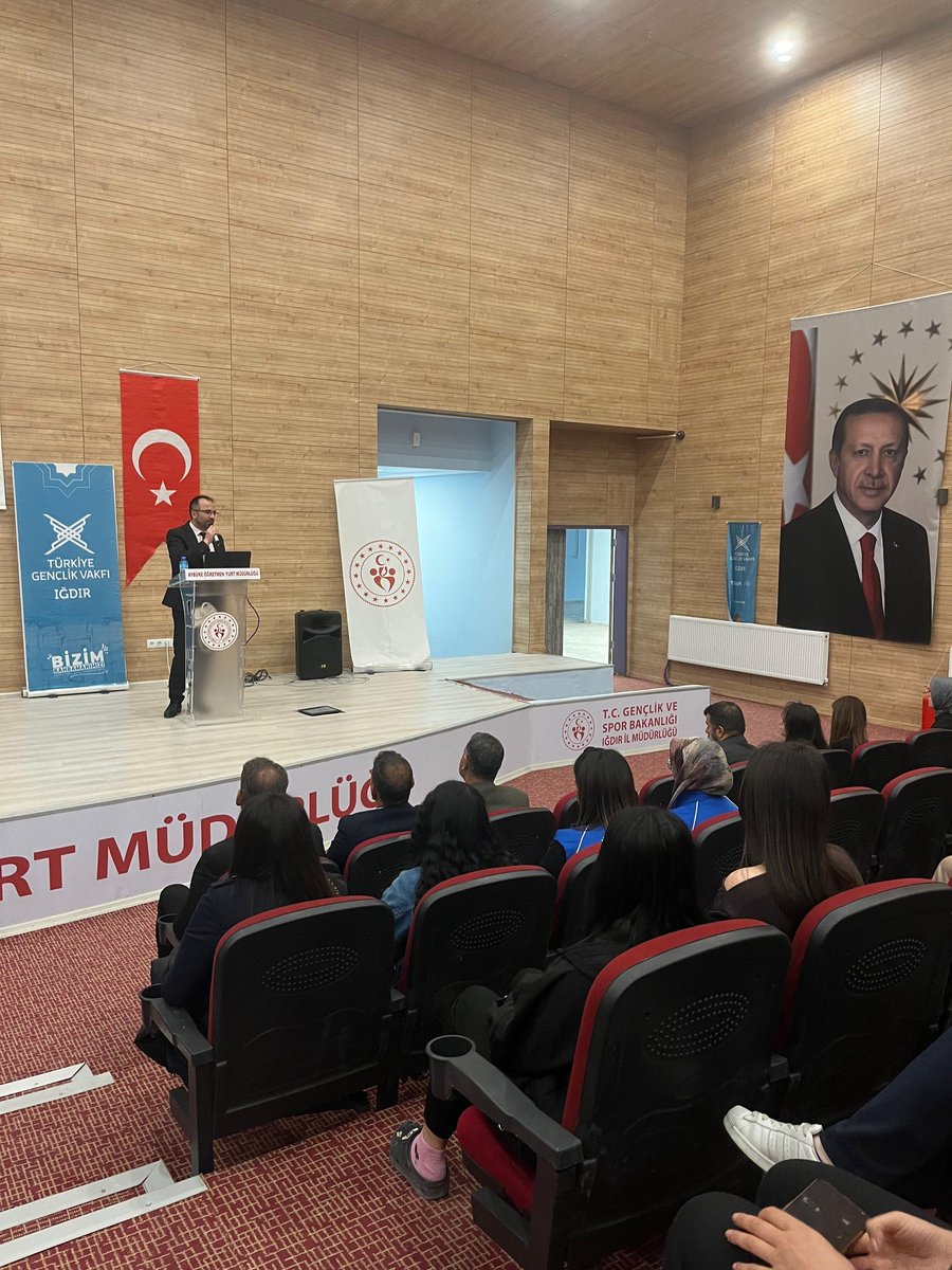 IgdirKYGM's tweet photo. 📍 Aybüke Öğretmen Yurdu
TÜGVA iş birliğinde, İl Müdürümüz Recai Şahin’in katılımıyla “Yüzyılın Gençliği, Gençliğin Yüzyılı” seminerinde gençlerimizle bir araya geldi. 🇹🇷📚
Milli ve manevi değerlerin önemine vurgu yapılan program, samimi ve verimli bir atmosferde gerçekleşti. https://t.co/i9kvUeelTM