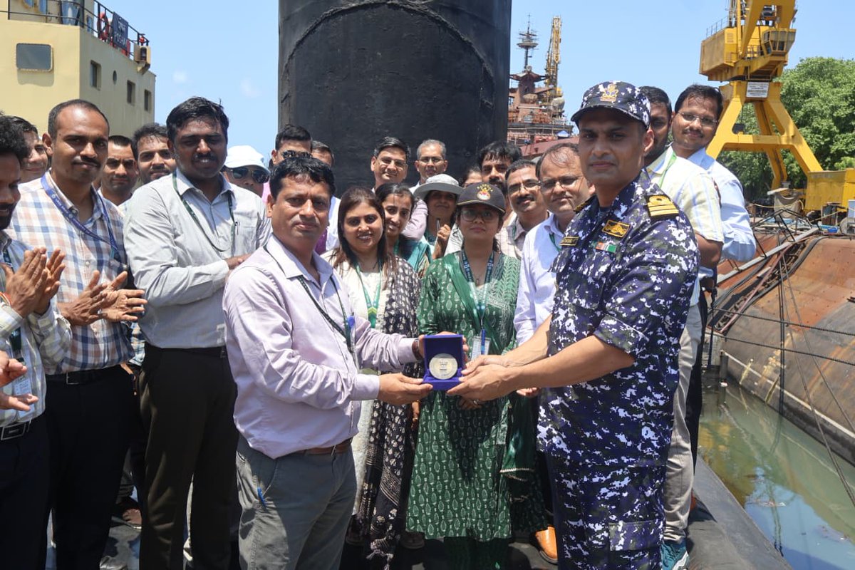 IN_HQENC's tweet photo. #EasternNavalCommand welcomed 40 scientists from #DRDO undergoing the DRDO Scientists Interaction Programme (#DSIP) with the #IndianNavy from 04–14 May 26.

During their visit to Visakhapatnam, the scientists were briefed on the operational role and responsibilities of ENC in an interactive session presided by the Flag Officer Submarines. The programme also includes visits to frontline ships, submarines, aircrafts, training establishments and support facilities to provide deeper insight into Naval operational capabilities and requirements.

The initiative aims to foster closer collaboration 🤝 between the Indian Navy and DRDO towards strengthening indigenous defence research and capability development 🇮🇳.

#AtmanirbharBharat #DefenceResearch #MaritimeSecurity