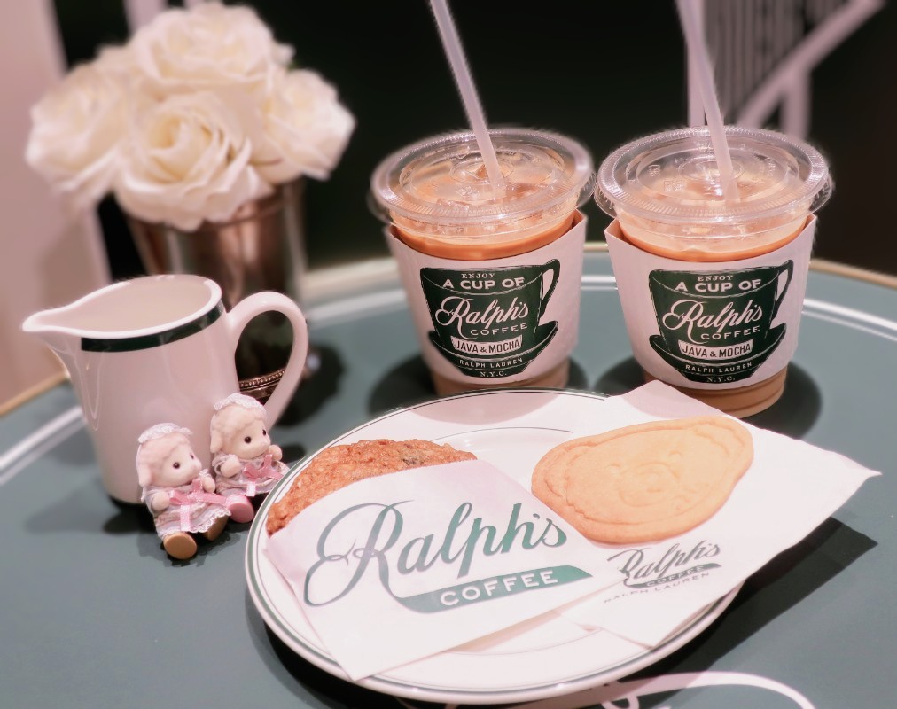 usachan0516's tweet photo. バラを鑑賞したあとにラルフズコーヒーに行ったのだけど、いそいそとひつじちゃんｽﾞを出してたら友人に「その子たちって座れるの？( 'ᵕ')」と聞かれてそういえばいつも直立だ…たまには座りたいかな〜と撮った一枚🥰️笑 https://t.co/EEsxpf6Eek