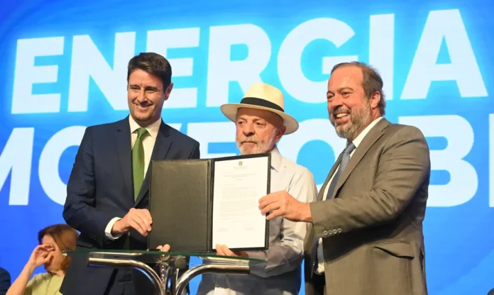 Governo renova contratos com distribuidoras de energia em 13 estados kvooka.com/governo-renova… via @Kvooka - O portal inteligente