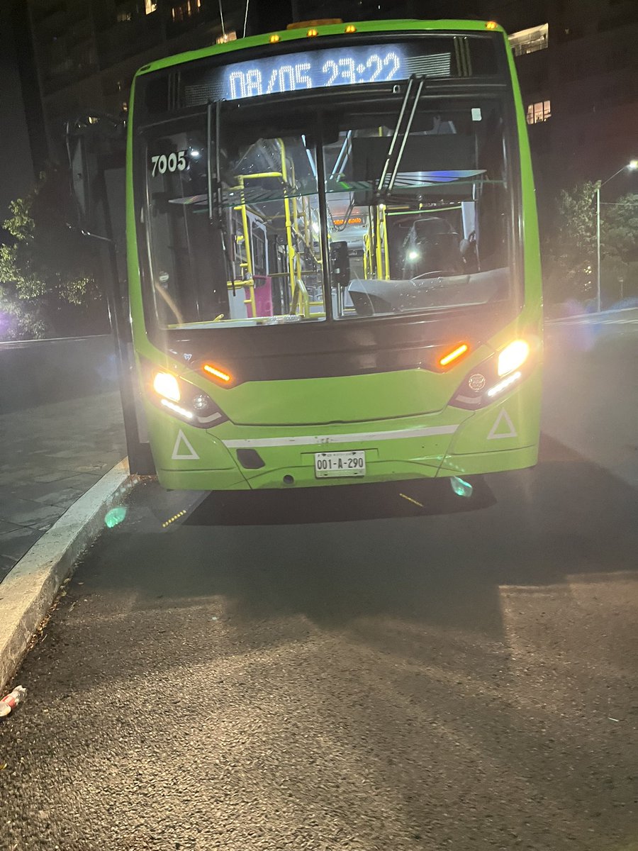 ComiteSantaFe's tweet photo. Hace 5 días estrenábamos bolardo en avenida Santa Fe , un conductor de @RTP_CiudadDeMex ya le dió un golpe me preguntó si lo repondrán ? Tendrán más cuidado ? https://t.co/DPoMuMy6iw
