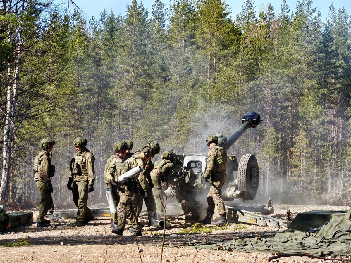 KainuunPR's tweet photo. Tuli lähtee kun viesti kulkee!
Viestiasema välittää tulikomennot tulenjohtopaikalta komentopaikkojen kautta aina tuliasemiin. Tulta johtaa Vuosangassa tänään myös Raja.
#NorthernStrike #kaipr #maavoimat #psvp #kaitr https://t.co/tfYYOF88Nu