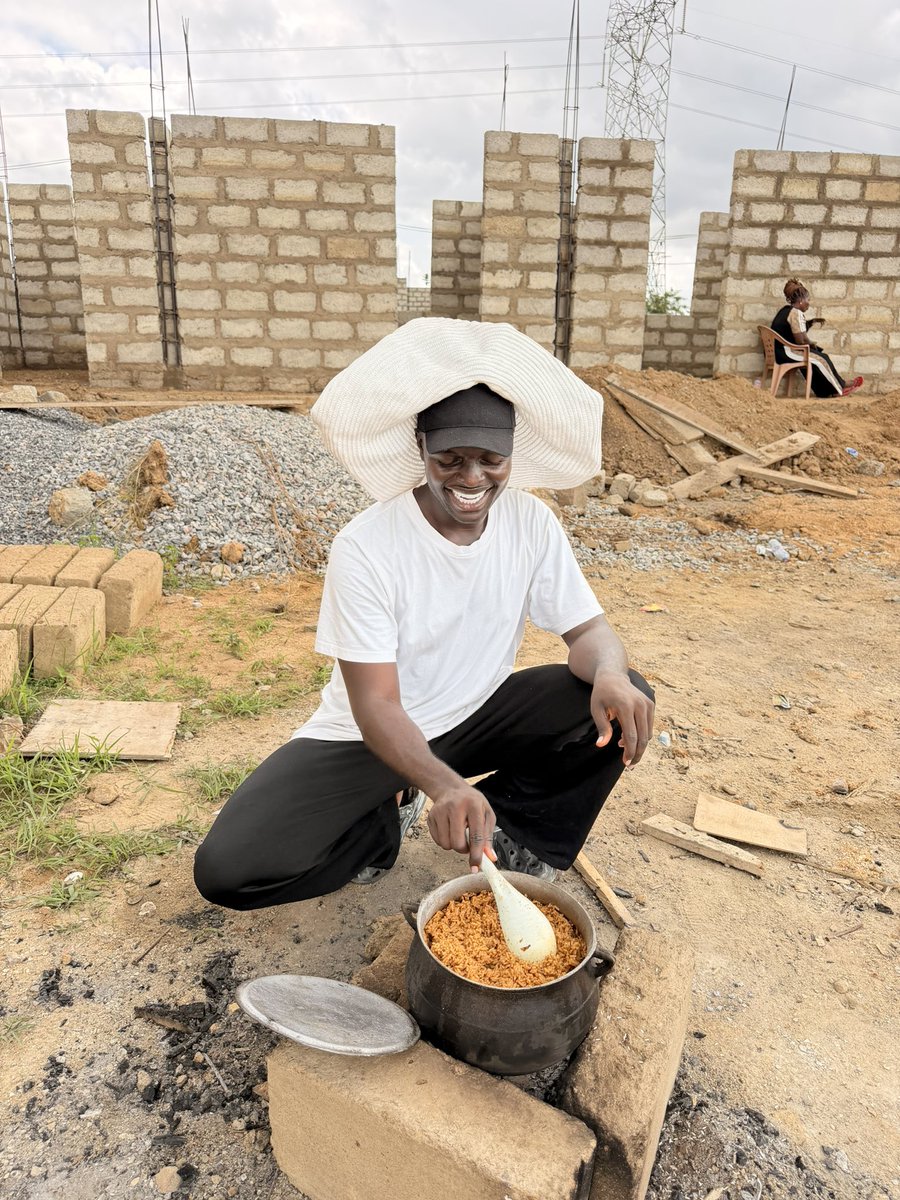 nana_mitch's tweet photo. Making jollof for my workers, inspired by @chefabbys 👸🏿🤍 https://t.co/swmOeRtlcJ