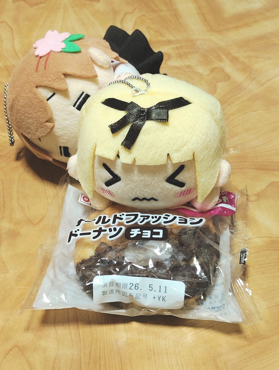 サタデーナイトおやつ

「オールドファッションドーナツ チョコ」

今の時期は冷やして食べても美味しいよね～と耳元で囁くココアさんです😑
