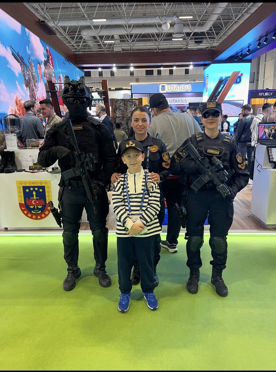 NazliAltan's tweet photo. #SAHA2026  💫🚀 🚁 💫

Ailem ile birlikte yerli-milli savunma projelerini incelemekten gurur duyduk.

#KIZILELMA #SİHA #SavunmaSanayii #YerliVeMilli https://t.co/JTb36JltE7