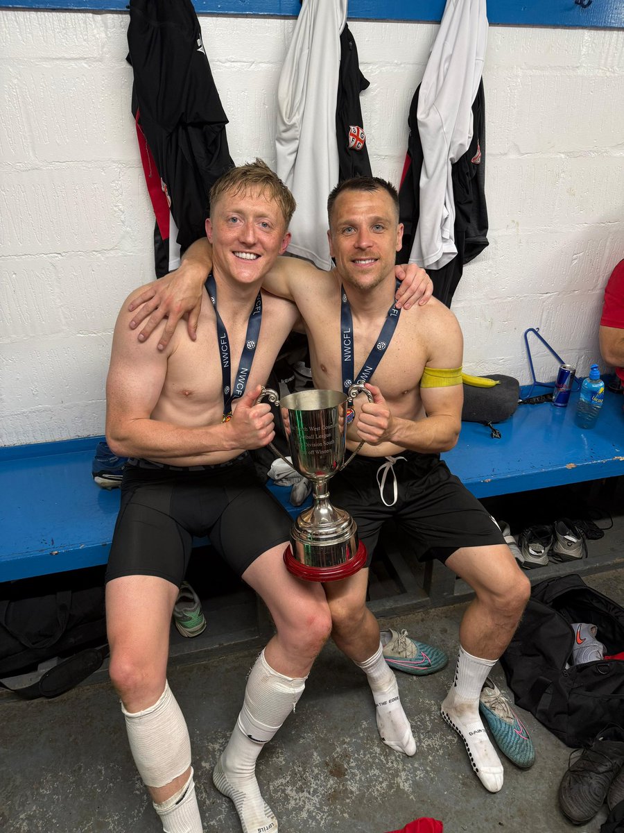 WillWareing's tweet photo. Promotion last week with my mate ⚽️❤️ 

Training was 5aside every week with our skipper / RB @paulconnor17 in net, what a club 🔴⚫️ 

Winning with a top set of lads > busy bees talking about budgets!

@OfficialSGFC https://t.co/wTKSNdTmLE