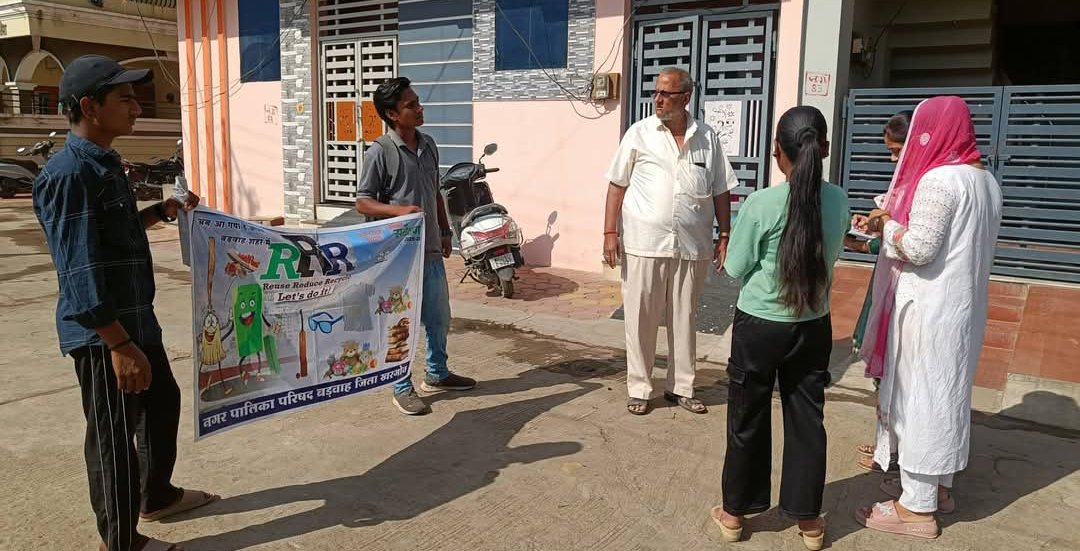 CBadwah's tweet photo. स्वच्छता की दिशा में नगर पालिका बड़वाह का एक और सराहनीय कदम।
RRR सेंटर के माध्यम से नागरिकों को Reduce, Reuse और Recycle का संदेश देकर स्वच्छ एवं पर्यावरण सुरक्षित शह�� बनाने की पहल की गई।
@SwachhBharatGov
@SwachhBharat
@MoHUA_India
@urbansbm
#Swachhsurvekshan2025mp https://t.co/zsgGKdTwMF