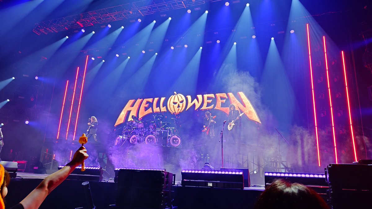 blackmore0425's tweet photo. 今日は東京ガーデンシアターで🎃ライブに参戦してきました。まさかの前から2列目という場所でしっかり堪能してきました。最高な時間だったぜ!!🤘

#Helloween
#東京ガーデンシアター https://t.co/SRZ5PTSqSu