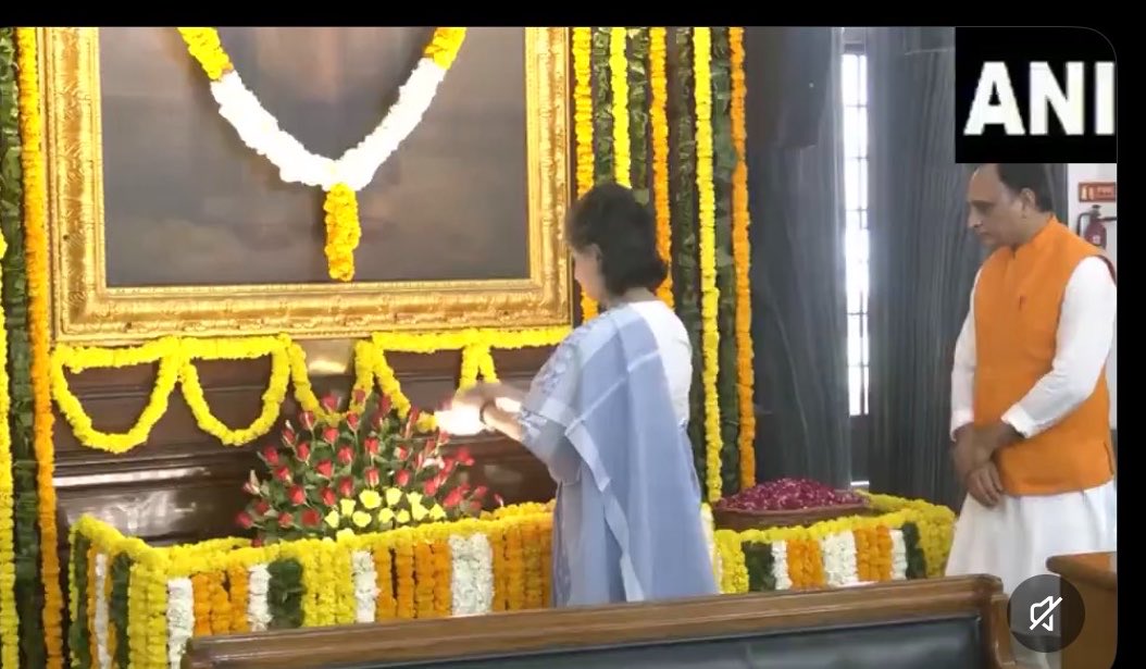 MISLEADING 🚨 This handle Sagarika Ghose deliberately cropped this picture. BJP leader Rakesh Sinha was just behind her in queue to pay floral tribute.