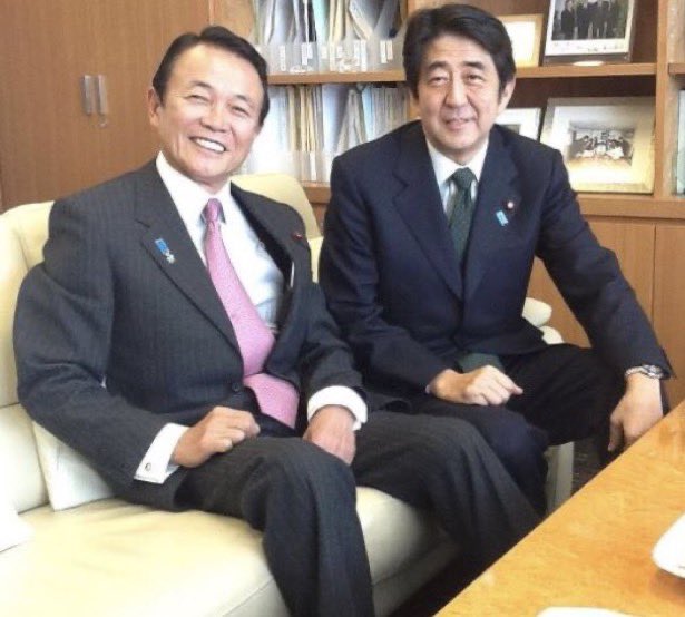ブルーバッチをつけた
統一教会の神安倍晋三と日韓トンネル麻生太郎

統一教会から北朝鮮に資金が流れていた

北朝鮮に潜水艦を横流しする商社の従業員
4人全員が統一信者

国民はまんまと騙されていた