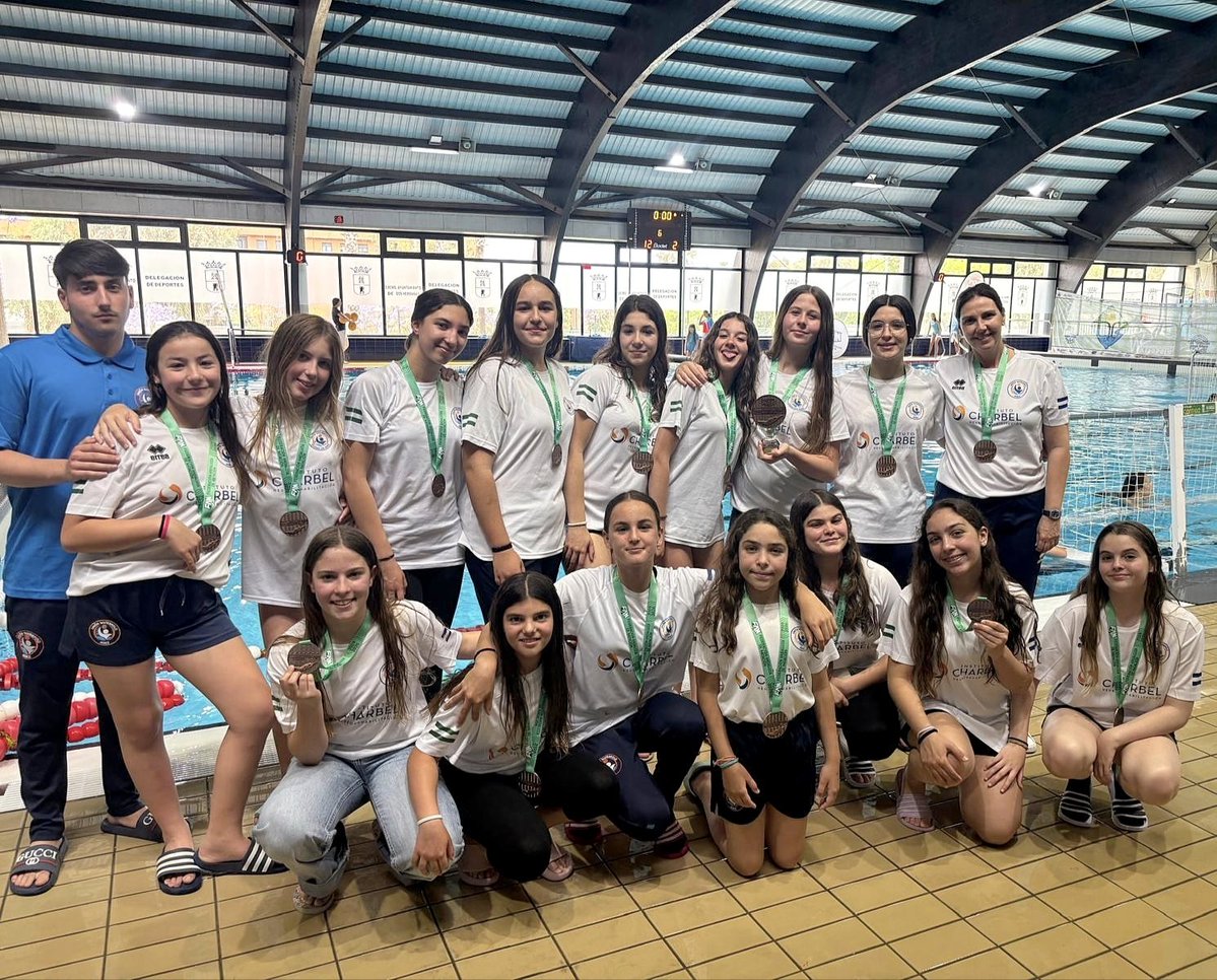🥉 𝐇𝐈𝐒𝐓𝐎́𝐑𝐈𝐂𝐀𝐒 💙
El infantil femenino del Unión Waterpolo Jerez consigue la medalla de bronce en la fase final andaluza tras vencer al CN Caballa (11-6) 🙌
𝐏𝐫𝐢𝐦𝐞𝐫𝐚 𝐦𝐞𝐝𝐚𝐥𝐥𝐚 𝐟𝐞𝐦𝐞𝐧𝐢𝐧𝐚 𝐝𝐞 𝐜𝐚𝐧𝐭𝐞𝐫𝐚 de nuestro club 🏅✨
Enhorabuena a todos/as