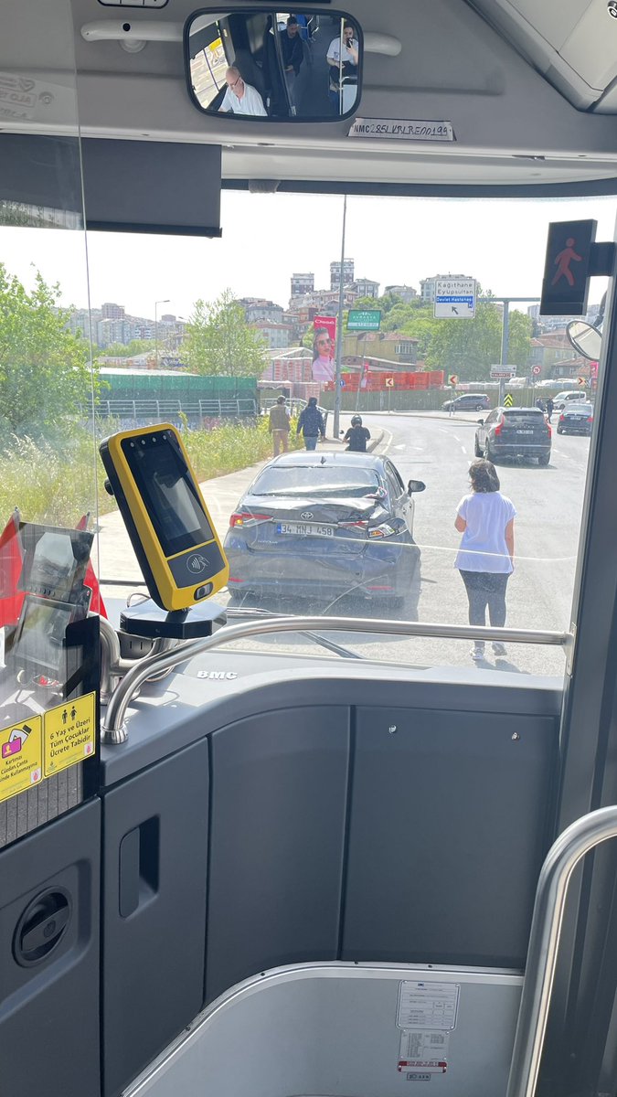 anonimh9nu's tweet photo. Alibeyköy den 50v numaralı otobüse bindim ilk araç kaza yaptı araçtan indik sonra yolcuları başka araca aldılar yolun ortasında Demirkapı’da arıza yaptı diye tekrar aracı boşalttılar umarım sağ salim varabiliriz #ibb https://t.co/WHXgaT4O8q