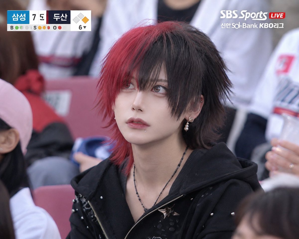 MLPR_Reiji's tweet photo. 野球観戦興味無さそうなやつ写って滅。 https://t.co/UN9TfiCEdY