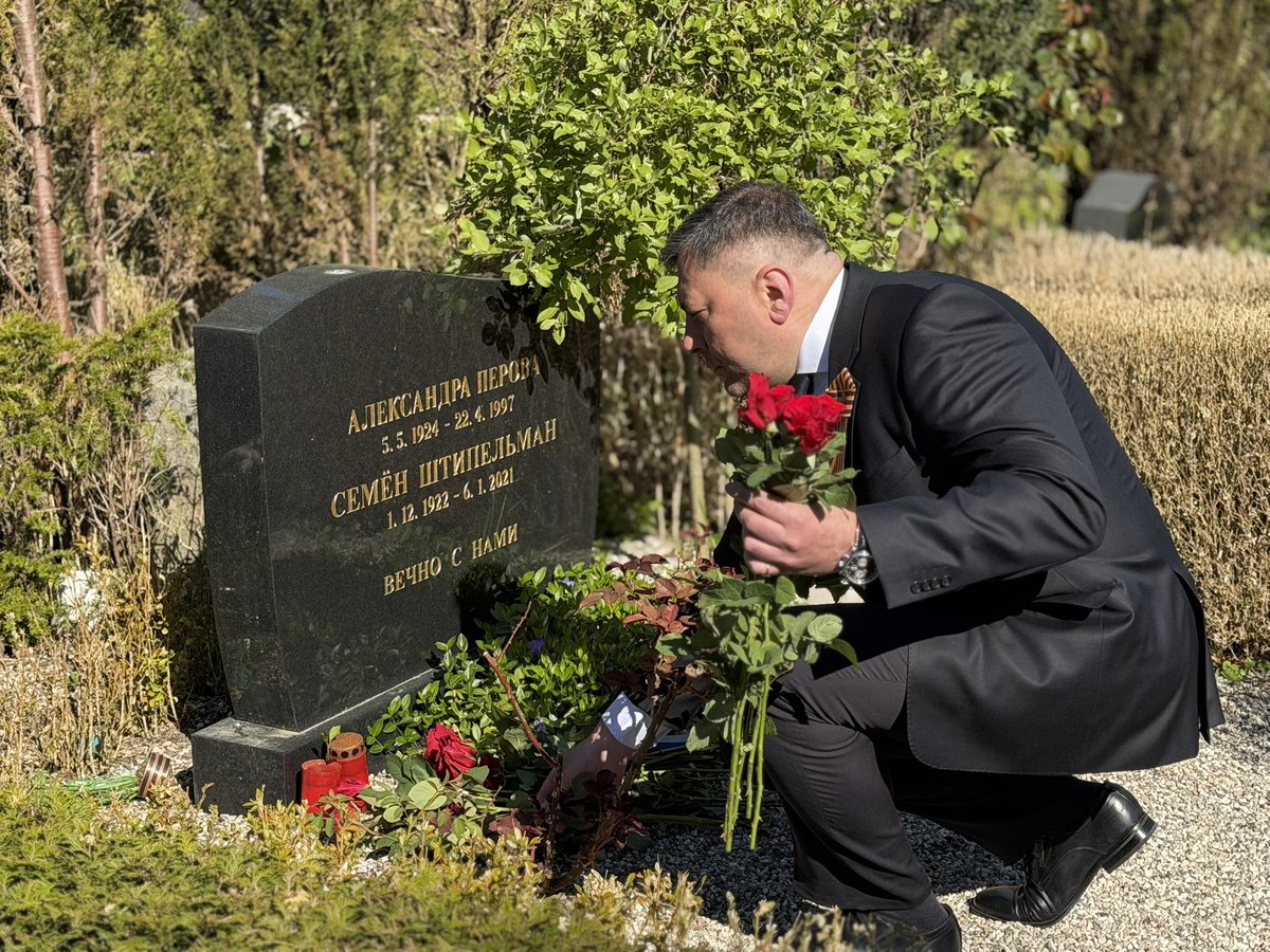 RusEmbDK's tweet photo. По случаю 81-летия Победы в Великой Отечественной войне на кладбище «Биспебьерг» в Копенгагене возложили венок и цветы к памятнику «Русский монумент», символизирующему братскую могилу советских военнослужащих и гражданских лиц, погибших в годы Второй мировой войны в Дании. https://t.co/1fvJucUm0s