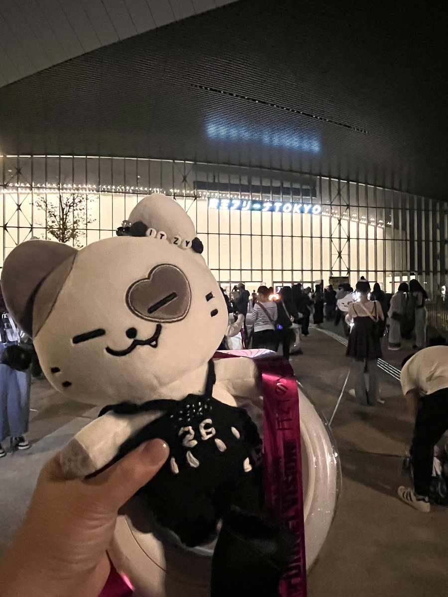 mamamoonoon's tweet photo. #ITZY_TNVS_DAY1

初のアリーナ✨ Aブロック！
ちびで埋もれましたが 肉眼で拝める距離に かっこよくて、ため息でした🥲✨️
イェジも頑張ってくれてたね🥲
みんな楽しく元気にオーラス迎えられますように🍀*゜
今回はツアーの衣装を手縫いで作りましたw 明日も楽しもう♡ https://t.co/yYExoZXtFD