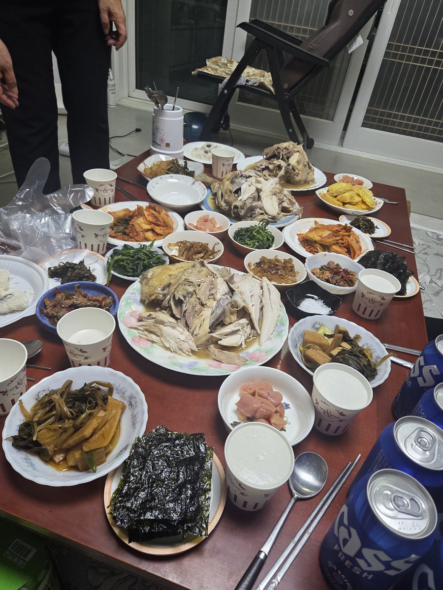 shika_dq's tweet photo. やってきました韓国
家庭料理とこのビールがうめえ https://t.co/5DWQnvxuOK