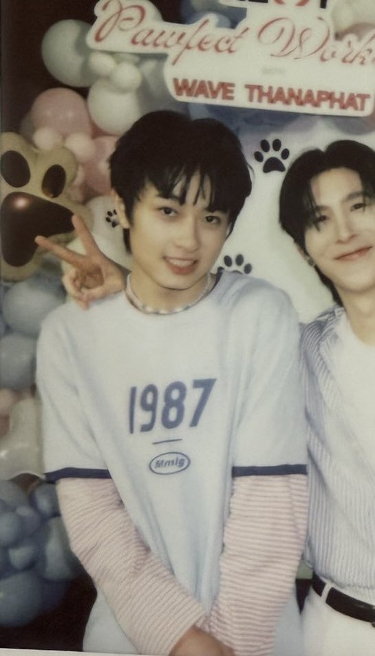 “ใช่คนนี้แน่เหรอวะที่มึงคุย ๆ อยู่”

🦷 : เออ คนนี้แหละ

‘เอาดี กูได้ข่าวมาว่าเฮียเขาหวงมากเลยนะเว่ย’

“เออ เห็นบอกว่าโคตรดุ ไม่กลัวโดนต่อยเหรอวะ”

🦷 : โดนดิวะ เมื่อวานเลยสัด แม่งหมัดโคตรหนัก กูเกือบเหลือแต่ชื่อละ

“เอ้าาา ละไปทำไงให้โดนพี่เขาต่อยวะเพื่อน”

🦷 :