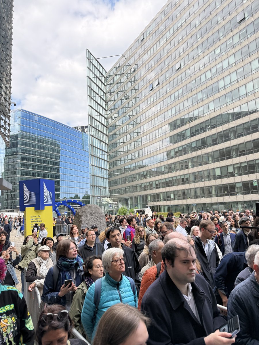 EUPublications's tweet photo. We are over here, celebrating #EuropeDay at #EUOpenDay in Brussels! 🇪🇺🎈
Come and find out how the #EU works for you. Reach out and join us until 18.00 today! #EUOpenDoors
In Luxembourg? Find us tomorrow in Wiltz!
All information: https://t.co/jNRzx3Uugk https://t.co/8ANbvZ5fdo