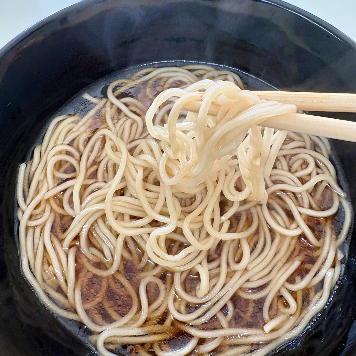 お土産的 #長岡生姜醤油ラーメン をいただきましたので、すぐに作ってみました。
生姜風味の素ラーメンになりました。
次に作る時は具材を用意しよう( ꒪Д꒪)