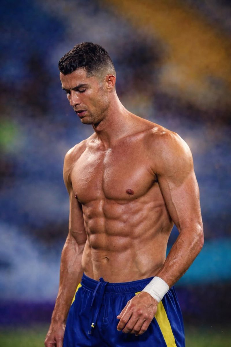 CuriosidadesEU's tweet photo. Cristiano Ronaldo, 41 anos. https://t.co/EofCRDbFlx