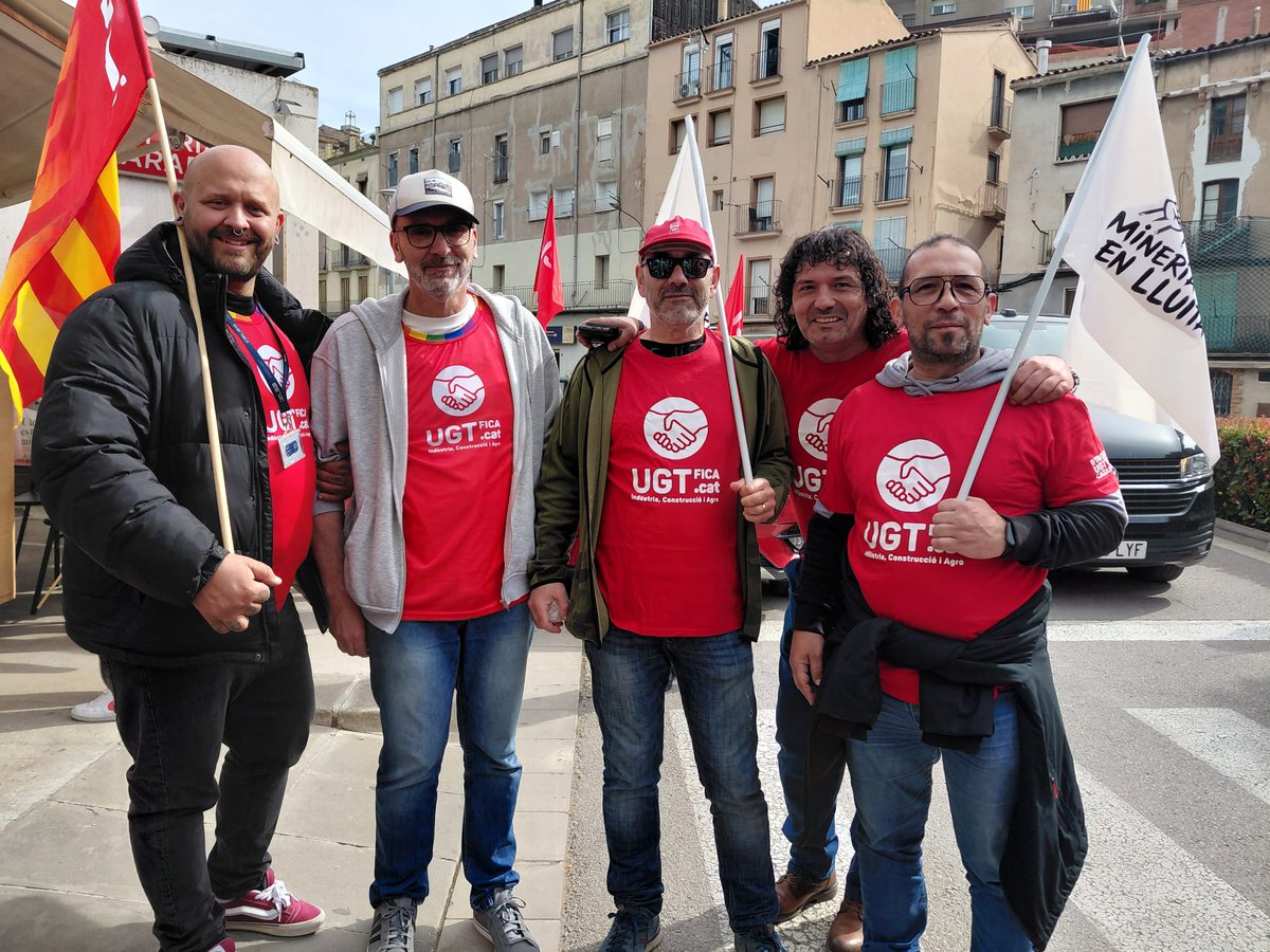 UgtCelsa's tweet photo. @ugtcelsa con los compañeros de IBERPOTASH, en Suria en su lucha por un IPC JUSTO. https://t.co/6xy9WSOaFM