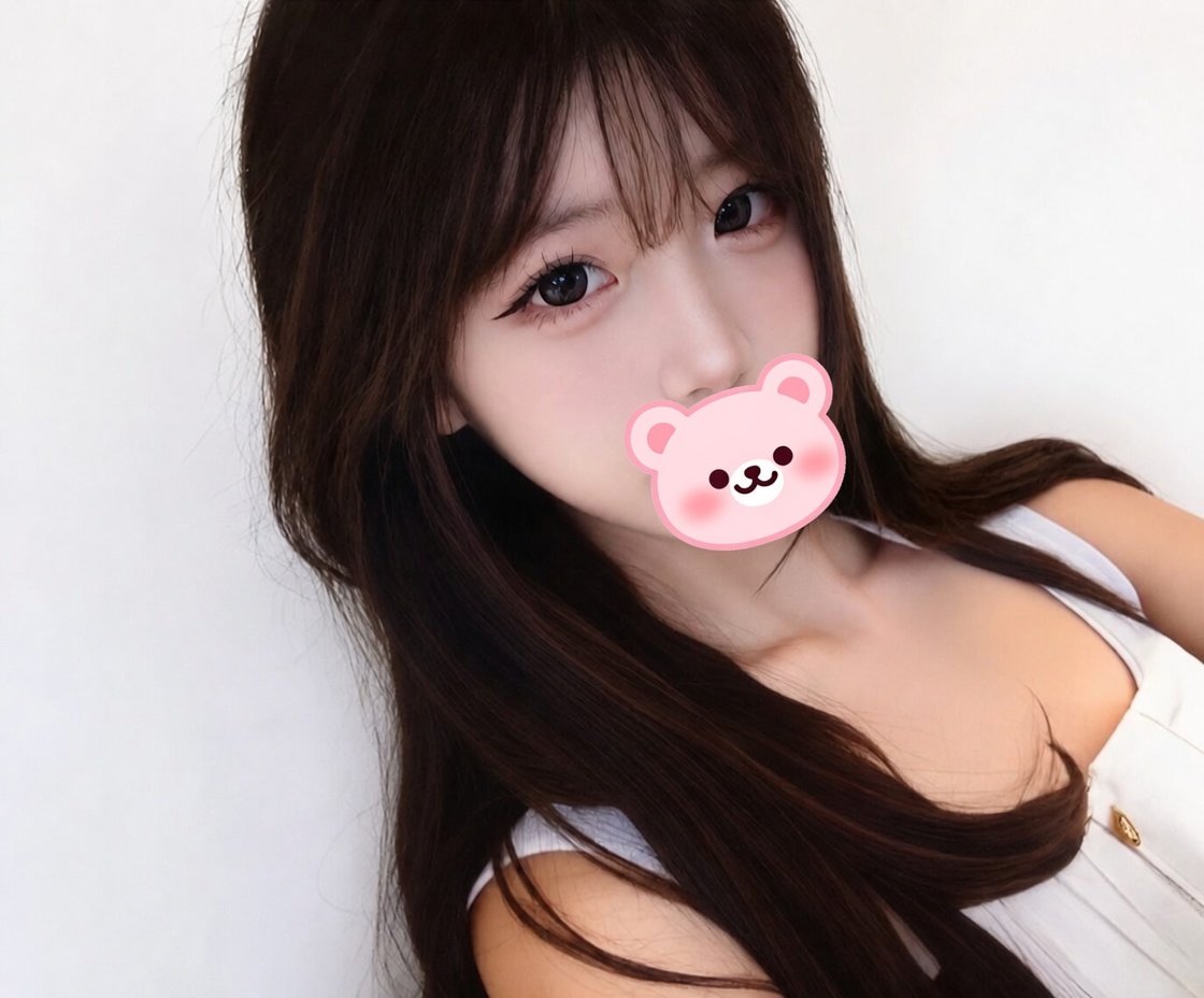 上海 超好看的艺术生 22 女生

艺术生马上毕业。家里重男轻女偏心弟弟，从小父亲就对她冷淡不关心，毕业了之后还得给家里钱，被欺负了也没有人帮她撑腰。
生活压力很大，正在自媒体行业创业，缺乏安全感，很想有个依靠。性格好，爱笑，很听话，很有女友感，可以一起打游戏，喜欢小孩很有耐心，做饭好吃 https://t.co/TEXNtZRZ2s