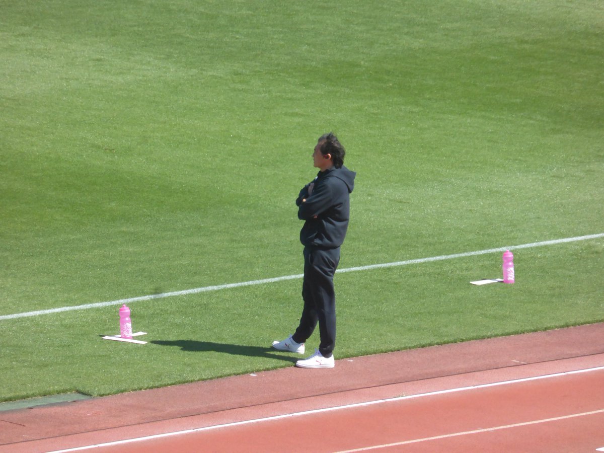5.9
ザスパ対栃木シティ撮影写真２
戦況を見つめる栃木シティ今矢直城監督。
彼を初めて見たのは２０１１年東京カップ。(当時は早稲田ユナイテッド監督)なんか凄いロックな風貌の監督さんがいるー！とツイートしたのが懐かしいです。あれから１５年が経ち・・・本当に凄いなぁと。