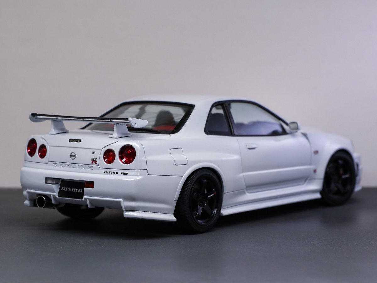EF6434's tweet photo. タミヤのNISMO R34 GT-R Z-tune 完成。

フロントフェンダーのサイドターンとリアのハイマウントストップランプをボディー一体からクリアー化した以外はほぼ素組。
ホイールはキット付属の19インチからタミヤのR32ニスモカスタムに付属する18インチのLMGT4に交換。 https://t.co/qOfrgUFjlq