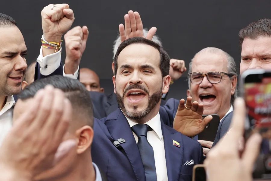 ElNegrovicto's tweet photo. Hago un llamado a todos los defensores de la patria del país: la última esperanza que tiene Colombia es @ABDELAESPRIELLA. El fervor que ha despertado “El Tigre” solo lo frenaría el aniquilamiento. Esta gente no lo podrá derrotar, vamos a rodearlo y cuidarlo para que no lo vayan a matar.

¡FIRMES POR LA PATRIA!