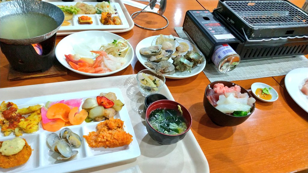 CharibertAtomos's tweet photo. 浜焼きもイイけど、個人的には蛤出汁の海鮮しゃぶしゃぶが良かったわネェ♪
更に個人的には中々他じゃ出てこないカラスガレイの刺身が出てきたのがGOODネェ♪ヒラメばかりちやほやされてカレイは煮付だと誰が決めたのかしラァ？
お風呂は小さめ内風呂だけの加熱温泉とはいえ泉質は中々イイ。 https://t.co/lVxAmo4eQz