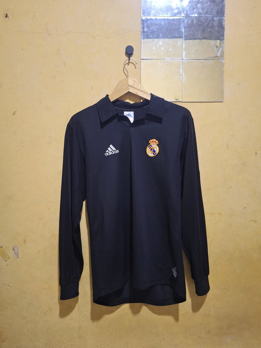 randyesa's tweet photo. #Jersey4Sale @Jerseyforum
Real Madrid Away Centenary 2002 - Long Sleeve
.
Size : Small (±70-72x52)
MINT Condition 9.5/10
.
IDR. 2.999.000 / Ask For Other Currency
More Details &amp; Information DM!
Ig : veteran.jersey https://t.co/64UJXlQ3mR