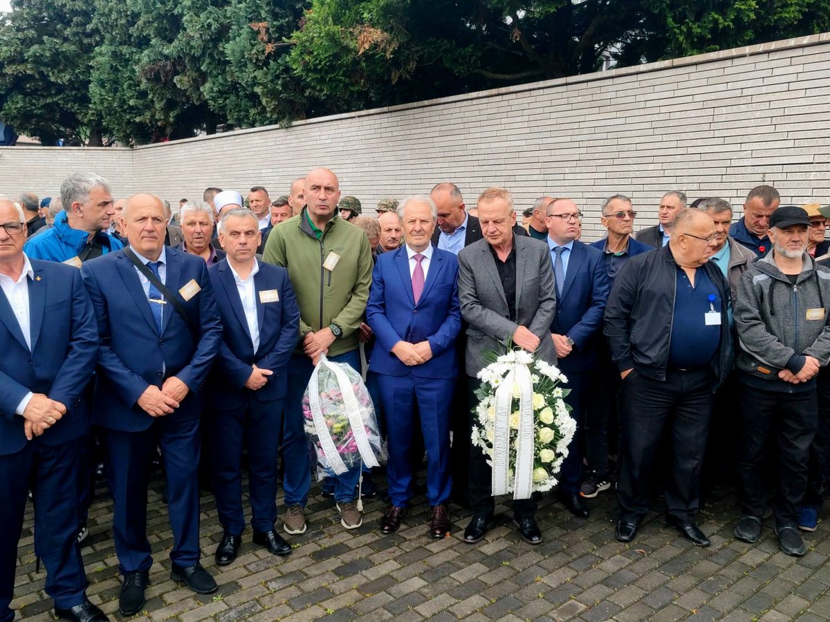 RefikLendo's tweet photo. 🇧🇦 Dan Zlatnih ljiljana i 28. tradicionalni susreti dobitnika najvećih ratnih priznanja Republike Bosne i Hercegovine u Goraždu.

Zlatni ljiljani ostaju simbol časti, hrabrosti i odbrane Bosne i Hercegovine.

https://t.co/VXGNGJjRhD https://t.co/wESNs51GZt