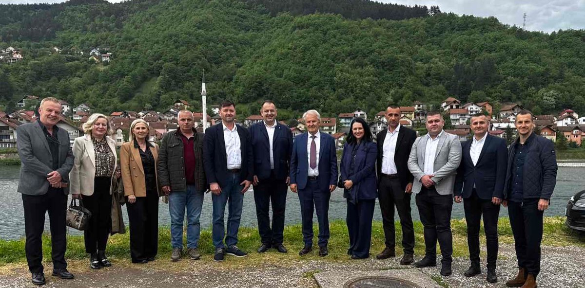 RefikLendo's tweet photo. 🇧🇦 Dan Zlatnih ljiljana i 28. tradicionalni susreti dobitnika najvećih ratnih priznanja Republike Bosne i Hercegovine u Goraždu.

Zlatni ljiljani ostaju simbol časti, hrabrosti i odbrane Bosne i Hercegovine.

https://t.co/VXGNGJjRhD https://t.co/wESNs51GZt