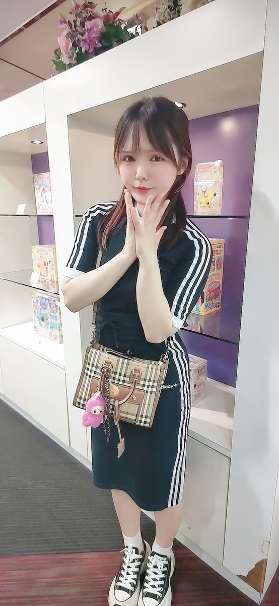 今日は年明け1月以来のパチ嬢かなちゃん👗🖤 実践終了ギリギリの時間