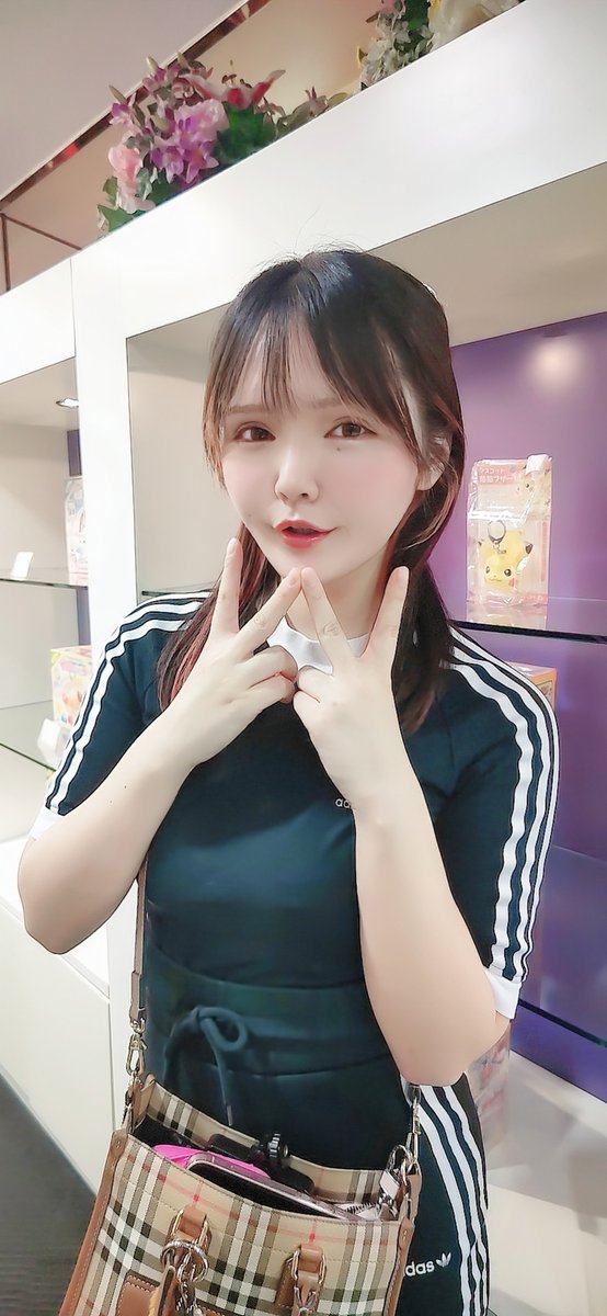 今日は年明け1月以来のパチ嬢かなちゃん👗🖤 実践終了ギリギリの時間