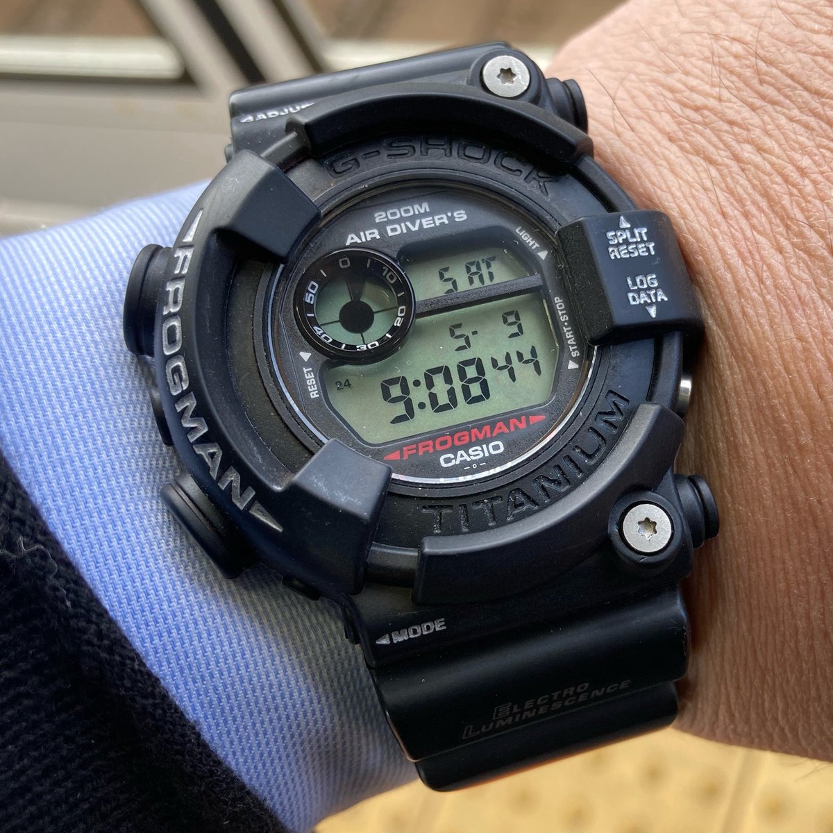 今日のお供はG-SHOCKのDW-8200Z-1Tでした。ブラックの本体とベゼルに