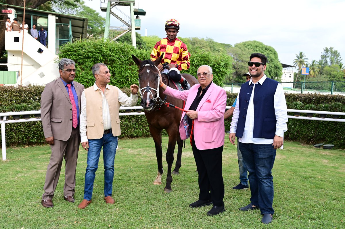 BTCINFO5's tweet photo. THE DEAN STEPHENS MEMORIAL TROPHY
WINNER : SIEGE STORM
TRAINER : PRASANNA KUMAR
JOCKEY: AKSHAY KUMAR
OWNERS : Mr. DAULAT CHHABRIA, Mr. S.R.SANAS, M/s. DT RACING &amp; BREEDING LLP &amp; Mr. ASHOK RANPISE
CUP PRESENTED BY : MISS.ROCHELLE MARYANN STEPHENS https://t.co/BDLSVxqm5c