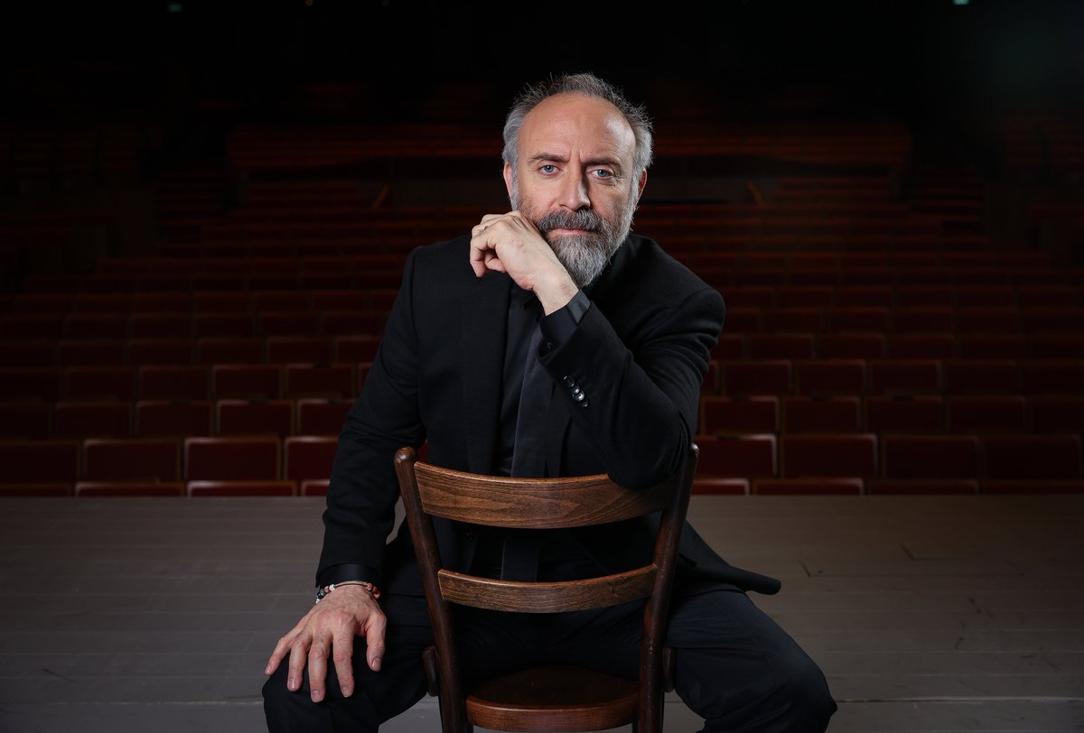 milliyet_sanat's tweet photo. Arthur Miller’ın kült metni “Satıcının Ölümü” Zorlu PSM prodüksiyonu ile seyircilerle buluşuyor. Sahnelenmeye başladığı günden bu yana büyük yankı uyandıran oyunu, başrol oyuncusu Halit Ergenç ve Olivier ödüllü İngiliz yönetmen Rufus Norris ile konuştuk. 

@feerique7 https://t.co/ICB2Kbh5E7